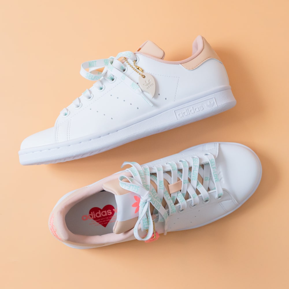 adidas originals [アディダス オリジナルス]ADIDAS STAN SMITH スタンスミス22S GW0571 ホワイト/ベージュスニーカー / ハート / カジュアル / ナチュラル / ピンク /