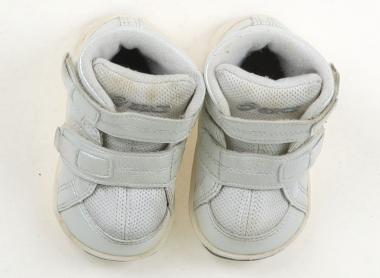 アシックス Asics スニーカー 靴12cm〜 女の子 シルバーホワイト 子供服 ベビー服 キッズ アウトレット ユーズド 【中古】キッズ・ベビー・マタニティ
