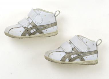 アシックス Asics スニーカー 靴13cm〜 男の子 オフホワイト　ゴールド　星　ブロンズ 子供服 ベビー服 キッズ アウトレット ユーズド 【中古】キッズ・ベビー・マタニティ 2