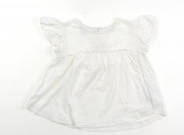 　ブランド 　ZARA(ザラ) 　カテゴリー 　Tシャツ・カットソー 　サイズ 　80サイズ 　色 　ホワイト 　状態 　★★ 　記名 　なし 　ジャンル 　Girl 後ろボタンあきです。12-18MONTHS/86CM表記。黄ばみ汚れが複数、広範囲に見られますがまだお使いいただけそうです。 ＊【状態】【サイズ】に関しての詳しい説明はこちら