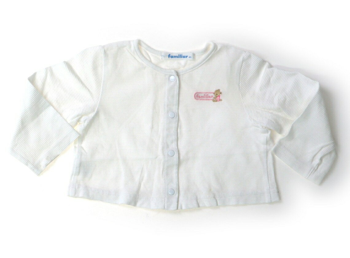 　ブランド 　familiar(ファミリア) 　カテゴリー 　カーディガン 　サイズ 　80サイズ 　色 　白 　状態 　★★ 　記名 　なし 　ジャンル 　Girl 全体にヨレ感、袖にスレのような汚れ、左半身に薄っすら黄色っぽい汚れがあります。スナップボタンでコットン地。外遊びや洗い替え用にいかがでしょうか？ ＊【状態】【サイズ】に関しての詳しい説明はこちら