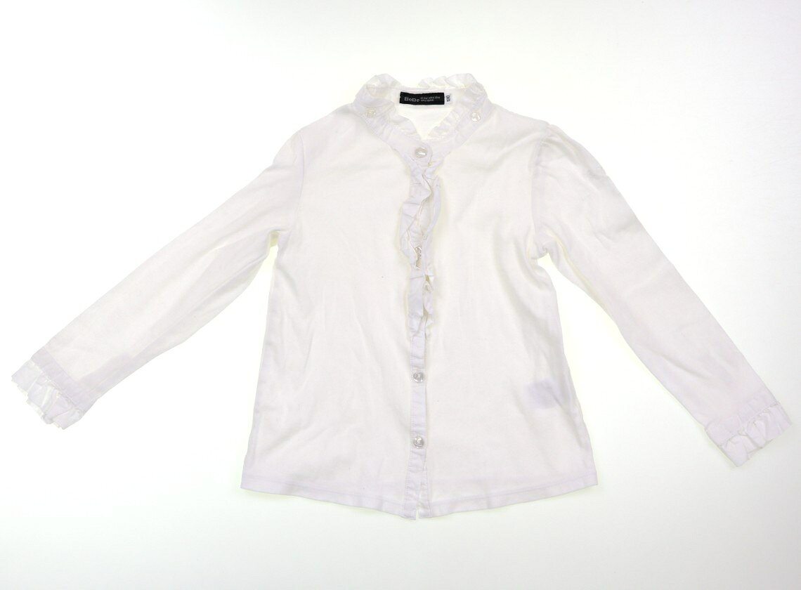　ブランド 　BeBe(べべ) 　カテゴリー 　シャツ・ブラウス 　サイズ 　120サイズ 　色 　ホワイト 　状態 　★★★ 　記名 　あり（タグ） 　ジャンル 　Girl カットソー生地です。首元のリボンが欠損しています。薄汚れと洗いざらし感はありますが、まだまだお使い頂けそうです。 ＊【状態】【サイズ】に関しての詳しい説明はこちら