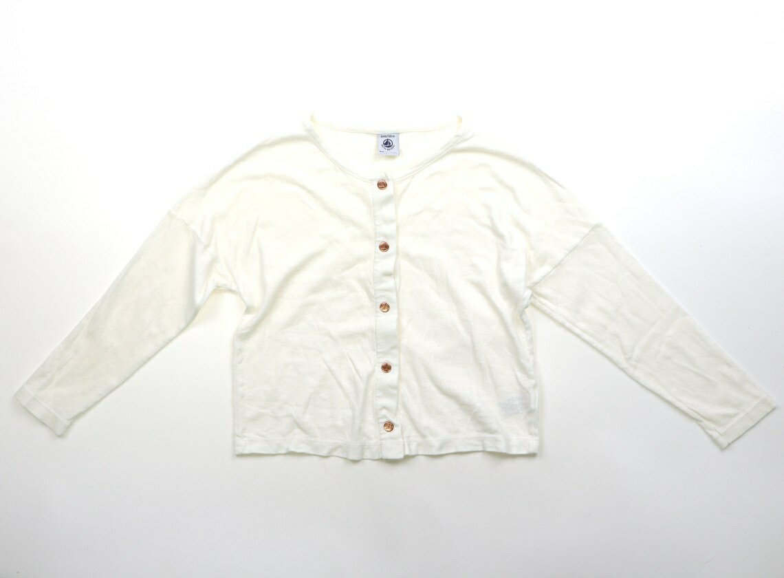 　ブランド 　PETIT BATEAU(プチバトー) 　カテゴリー 　カーディガン 　サイズ 　110サイズ 　色 　アイボリー 　状態 　★★★ 　記名 　なし 　ジャンル 　Girl 実際のサイズ表記は116cmです。フライスカットソー生地です。若干毛羽立ちがあり、身頃の何か所かに点々とシミがあります。普段使いにいかがでしょうか。丈は実寸サイドネックポイントから約39cmです。 ＊【状態】【サイズ】に関しての詳しい説明はこちら