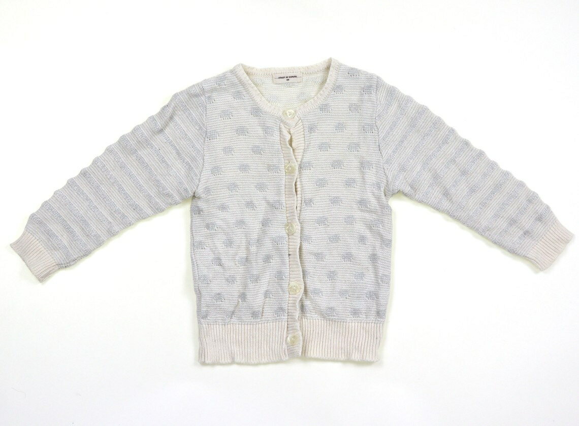 　ブランド 　Sense of Wonder(センスオブワンダー) 　カテゴリー 　カーディガン 　サイズ 　100サイズ 　色 　白、シルバー 　状態 　★★★ 　記名 　あり（タグ） 　ジャンル 　Girl 全体に細かい毛玉が複数あり。部分的にやや型崩れありますが、まだまだお使いいただけます。 ＊【状態】【サイズ】に関しての詳しい説明はこちら