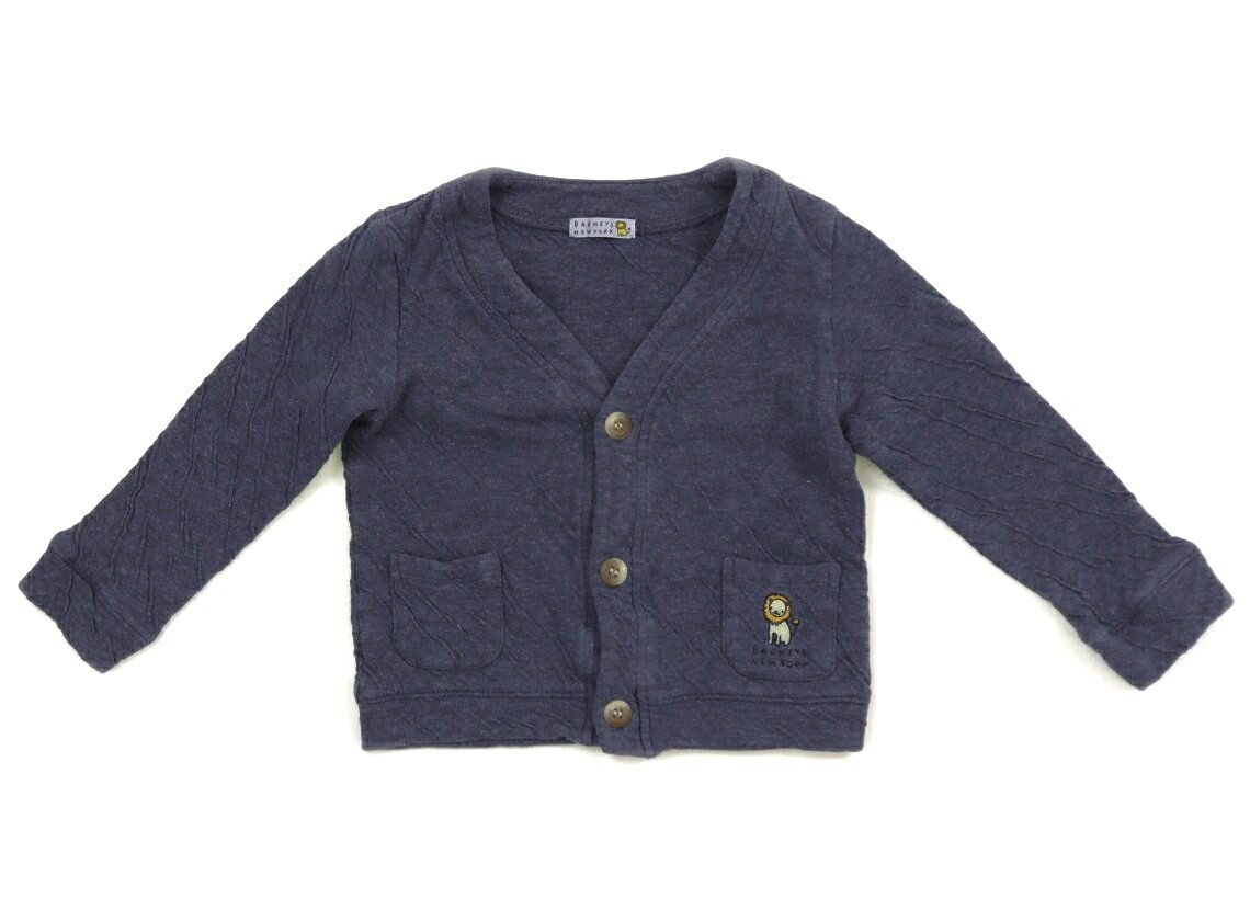 　ブランド 　BARNEYS NEWYORK(バーニーズニューヨーク) 　カテゴリー 　カーディガン 　サイズ 　90サイズ 　色 　ブルー系 　状態 　★★ 　記名 　なし 　ジャンル 　Boy コットン生地です。全体に細かい毛玉感と毛羽立、ヨレが見受けられます。まだまだ普段着として活躍してくれそうです。 ＊【状態】【サイズ】に関しての詳しい説明はこちら