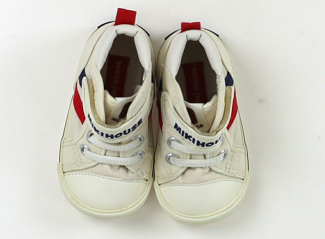 　ブランド 　miki HOUSE(ミキハウス) 　カテゴリー 　スニーカー 　サイズ 　靴13cm〜 　色 　アイボリー、紺赤 　状態 　★★ 　記名 　なし 　ジャンル 　Boy 13.0cm表記。ソールに黄ばみ、かかとに色剥げ、かかと裏に擦れ感あり。本体キャンバスに洗いざらし感見られます。 ＊【状態】【サイズ】に関しての詳しい説明はこちら