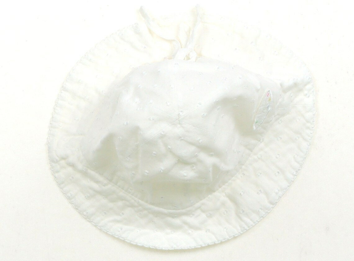 　ブランド 　miki HOUSE(ミキハウス) 　カテゴリー 　帽子 　サイズ 　Hat/Cap 　色 　白 　状態 　★★★ 　記名 　なし 　ジャンル 　Girl サイズは46cmで、シャツ生地です。全体的にややシワになっていますが、目立つ汚れはなくまだまだお使い頂けそうです。 ＊【状態】【サイズ】に関しての詳しい説明はこちら
