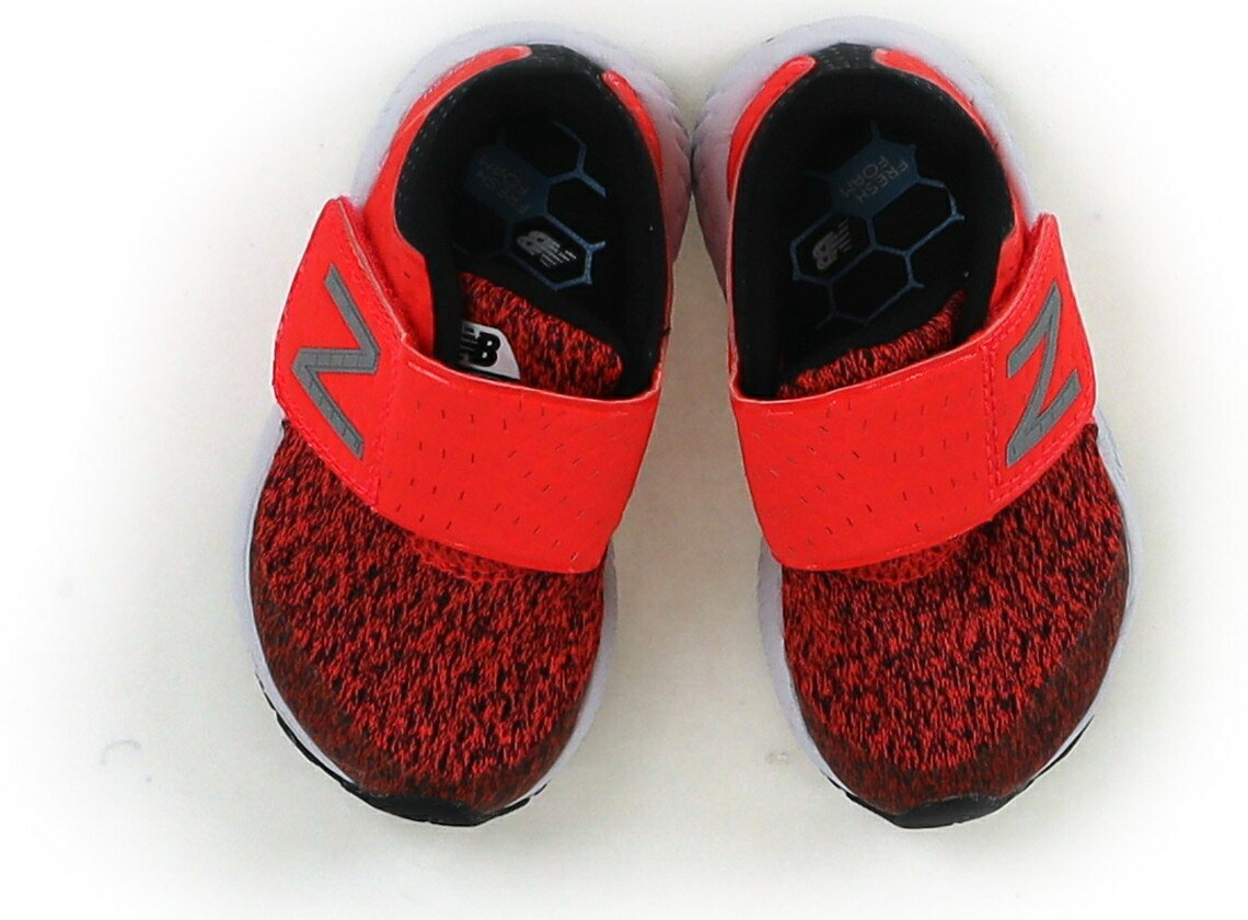 　ブランド 　New Balance(ニューバランス) 　カテゴリー 　スニーカー 　サイズ 　靴ベビー12cm以下 　色 　オレンジブラック 　状態 　★★★ 　記名 　なし 　ジャンル 　Boy 実際のサイズ表記は11。アッパーはニットの様な素材です。ミッドソールに多少汚れはありますが、使用感があまり見られずきれいな状態です。まだまだお使いいただけます。 ＊【状態】【サイズ】に関しての詳しい説明はこちら