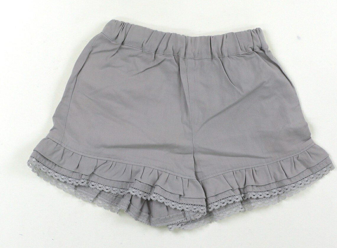　ブランド 　BeBe(べべ) 　カテゴリー 　ショートパンツ 　サイズ 　90サイズ 　色 　グレー 　状態 　★★★★ 　記名 　なし 　ジャンル 　Girl ウエストのゴムは交換穴があります。ストレッチはありません。目立った汚れのない...