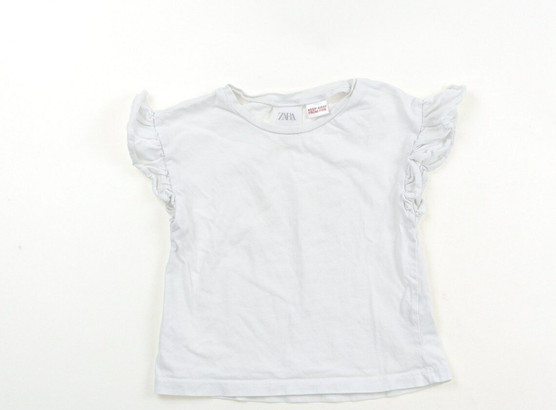 　ブランド 　ZARA(ザラ) 　カテゴリー 　Tシャツ・カットソー 　サイズ 　90サイズ 　色 　白 　状態 　★★ 　記名 　なし 　ジャンル 　Girl 実際のサイズ表記は92cm。首周りにヨレが見受けられます。普段使いにいかがでし...