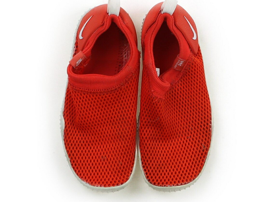 　ブランド 　NIKE(ナイキ) 　カテゴリー 　フラットシューズ・スリッポン 　サイズ 　靴17cm〜 　色 　オレンジ 　状態 　★★★ 　記名 　なし 　ジャンル 　Girl メッシュ地のマリンシューズ。サイズ表記は17cm。靴底に土汚れの跡があります。機能性に問題はなさそうです。まだお使いいただけそうです。 ＊【状態】【サイズ】に関しての詳しい説明はこちら