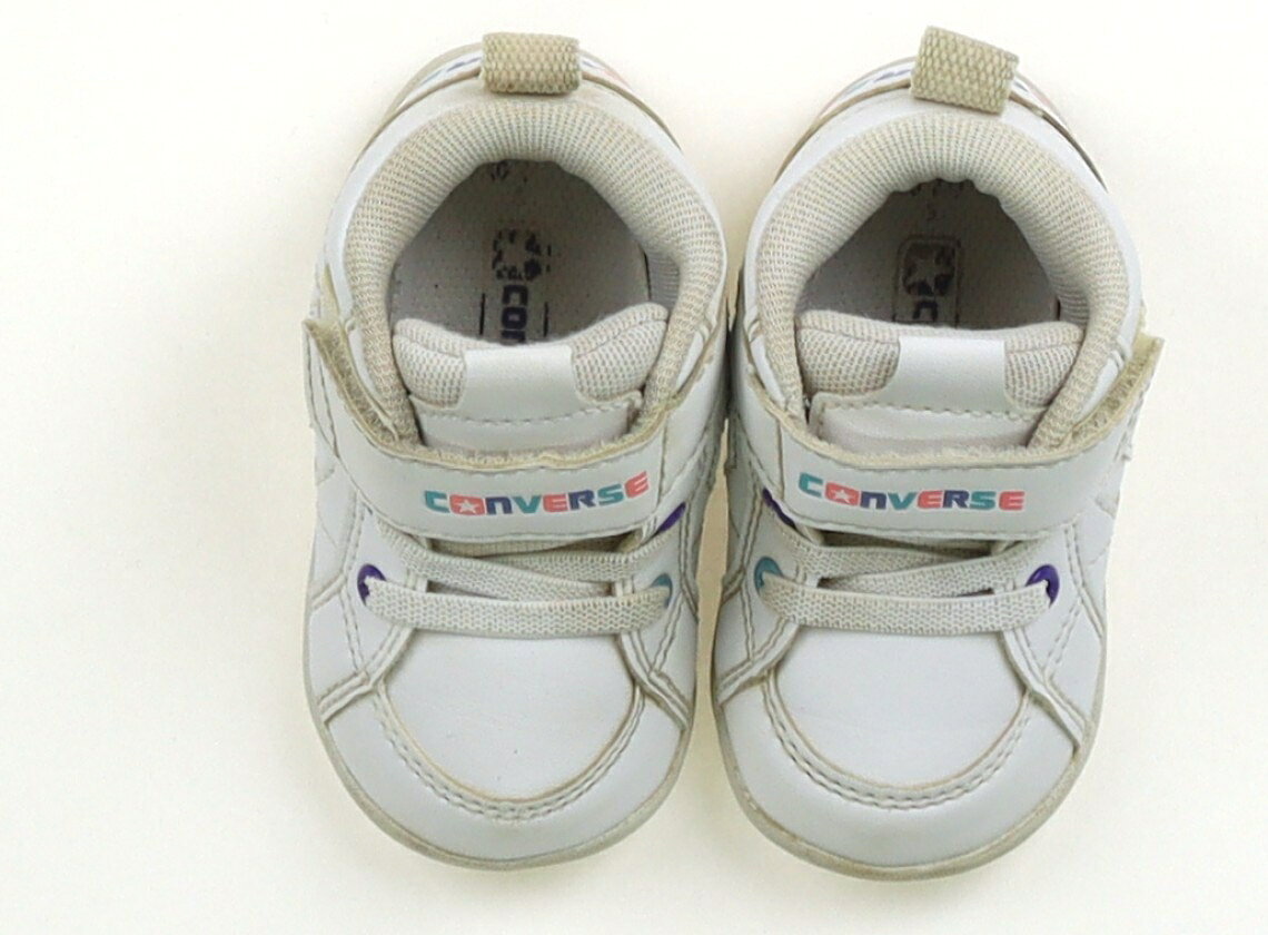 　ブランド 　CONVERSE(コンバース) 　カテゴリー 　スニーカー 　サイズ 　靴12cm〜 　色 　ホワイト 　状態 　★★★ 　記名 　なし 　ジャンル 　Boy 12cmサイズ表記。マジックテープ着脱。全体に黒ずんでますが、まだまだお使いいただけそうです。 ＊【状態】【サイズ】に関しての詳しい説明はこちら