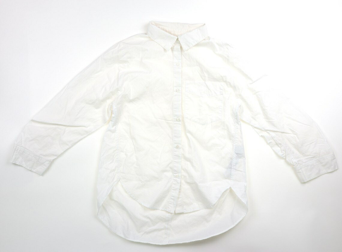 　ブランド 　ZARA(ザラ) 　カテゴリー 　シャツ・ブラウス 　サイズ 　150サイズ 　色 　ホワイト 　状態 　★★★ 　記名 　なし 　ジャンル 　Girl 実際のサイズ表記は152cm。袖と背中に穴あきのデザイン。コットン。シワがありますが、特に目立つ汚れはなくまだお使い頂けそうです。 ＊【状態】【サイズ】に関しての詳しい説明はこちら