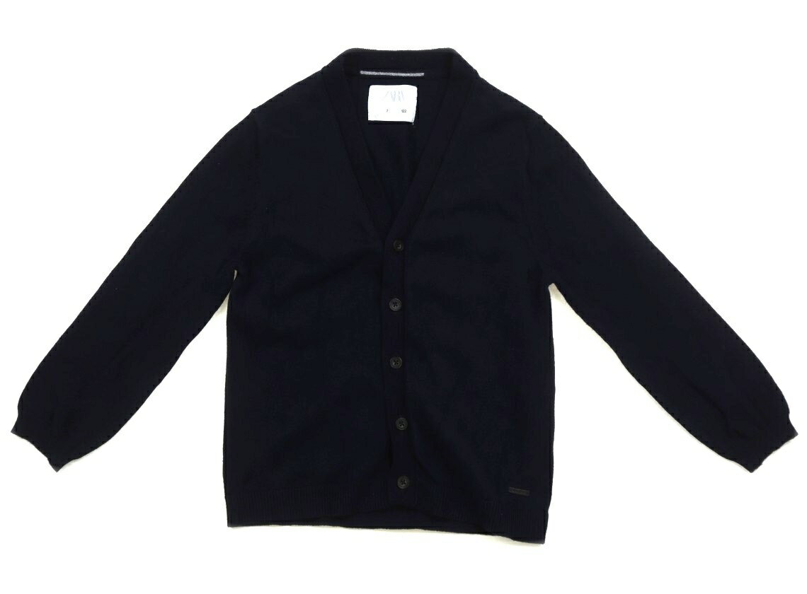 　ブランド 　ZARA(ザラ) 　カテゴリー 　カーディガン 　サイズ 　120サイズ 　色 　ネイビー 　状態 　★★★ 　記名 　なし 　ジャンル 　Boy 実際のサイズ表記は122cm。品質タグが切られています。素材不明。ニットカーディガンです。全体に毛羽立ち、使用感ありますがまだお使いいただけそうです。 ＊【状態】【サイズ】に関しての詳しい説明はこちら