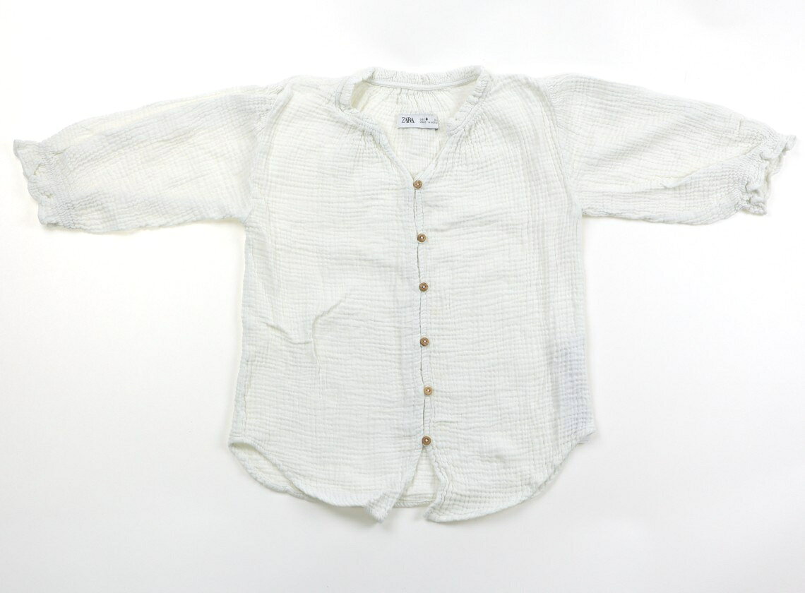 　ブランド 　ZARA(ザラ) 　カテゴリー 　カーディガン 　サイズ 　110サイズ 　色 　白 　状態 　★★ 　記名 　なし 　ジャンル 　Girl 実際のサイズ表記は116cm。コットンガーゼ生地。腹部から裾にかけて黄色いシミあり。普段使いにいかがでしょうか。 ＊【状態】【サイズ】に関しての詳しい説明はこちら