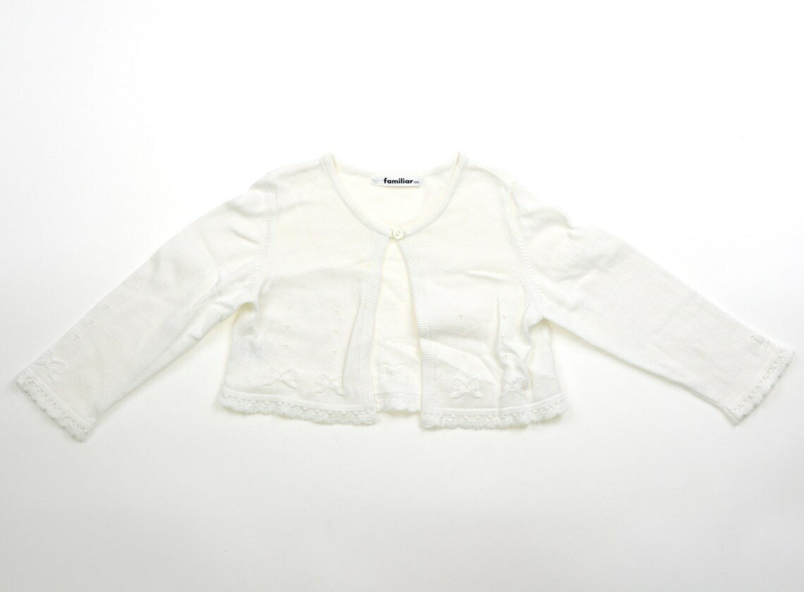 　ブランド 　familiar(ファミリア) 　カテゴリー 　カーディガン 　サイズ 　100サイズ 　色 　白 　状態 　★★ 　記名 　なし 　ジャンル 　Girl 薄手の綿ニットです。右胸に薄い黄色いシミがいくつかと、ボタンを通す紐がやや細くなっている部分があります。左袖にオレンジのシミあり。 ＊【状態】【サイズ】に関しての詳しい説明はこちら