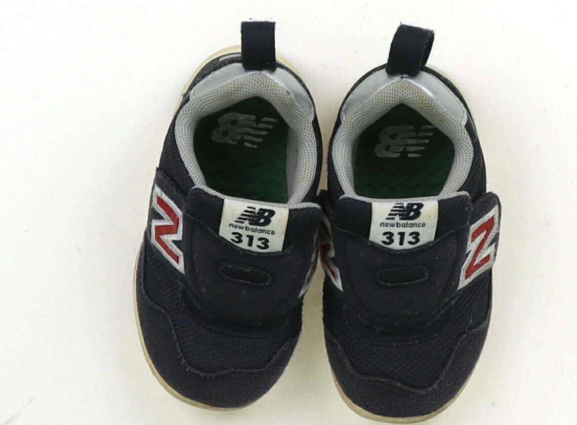 　ブランド 　New Balance(ニューバランス) 　カテゴリー 　スニーカー 　サイズ 　靴12cm〜 　色 　ネイビー 　状態 　★★★ 　記名 　なし 　ジャンル 　Girl 実際のサイズ表記は12.5cm。マジックテープでの着脱。靴底に土汚れの跡があります。アッパー部分は色褪せと毛羽立ちがあります。機能性に問題はなさそうです。まだお使いいただけそうです。 ＊【状態】【サイズ】に関しての詳しい説明はこちら