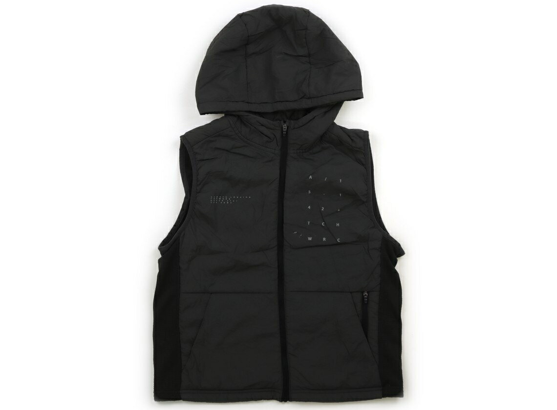 　ブランド 　ZARA(ザラ) 　カテゴリー 　ベスト 　サイズ 　140サイズ 　色 　グレー・ロゴ 　状態 　★★ 　記名 　なし 　ジャンル 　Boy 品質タグが切られています。シャカシャカ生地で薄く中綿入りです。後見頃は裏起毛のカットソー生地です。前ファスナー開き。後見頃に毛羽立ちが強めですが、大きな型崩れはありません。フード3カ所に2cm、左前身頃に2カ所1cmほどの白い汚れがあります。 ＊【状態】【サイズ】に関しての詳しい説明はこちら