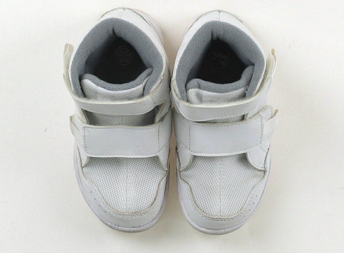 　ブランド 　Asics(アシックス) 　カテゴリー 　スニーカー 　サイズ 　靴16cm〜 　色 　白 　状態 　★★★ 　記名 　なし 　ジャンル 　Girl 16.0cmサイズ。全体に薄っすら汚れはありますが、他は型崩れもなく、いい状...