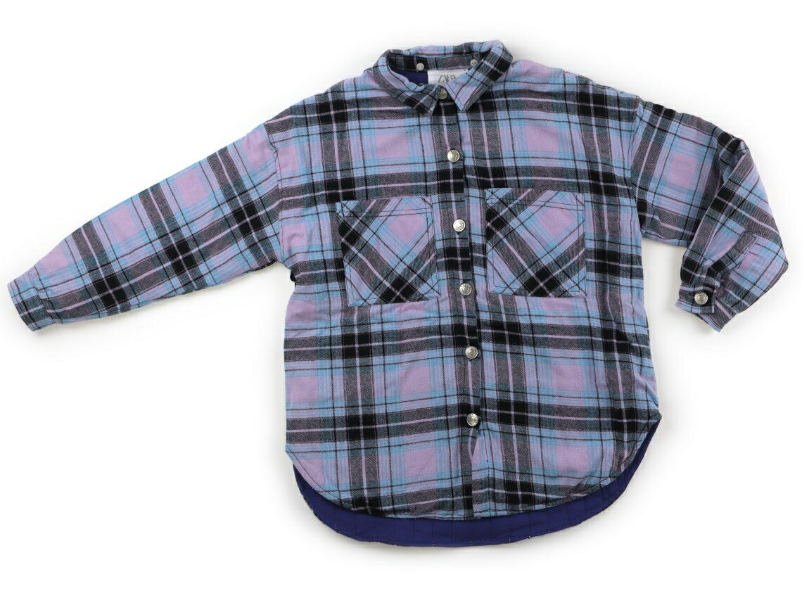 　ブランド 　ZARA(ザラ) 　カテゴリー 　シャツ・ブラウス 　サイズ 　150サイズ 　色 　ラベンダー・ライトブルー・ブラウン・チェック 　状態 　★★ 　記名 　なし 　ジャンル 　Girl 実際のサイズ表記は11-12/152cm。薄い中綿入りでシャツジャケットとしてもお使いいただけそうです。胸元に薄茶色いシミあり。付属のフードはありません。洗いざらし感がありますが、普段使いにいかがでしょうか。 ＊【状態】【サイズ】に関しての詳しい説明はこちら