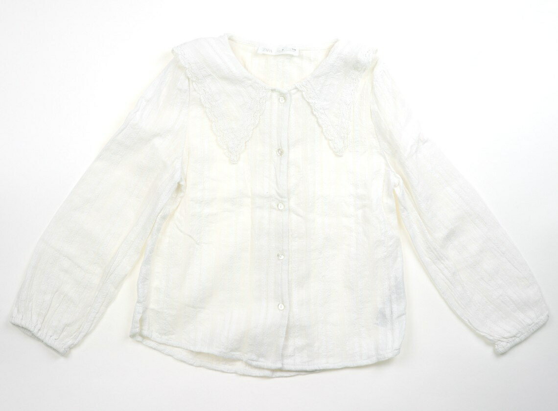 　ブランド 　ZARA(ザラ) 　カテゴリー 　シャツ・ブラウス 　サイズ 　110サイズ 　色 　白、レース 　状態 　★★★ 　記名 　なし 　ジャンル 　Girl 実際のサイズ表記は116cm。品質タグが切られています。透け感のある薄...