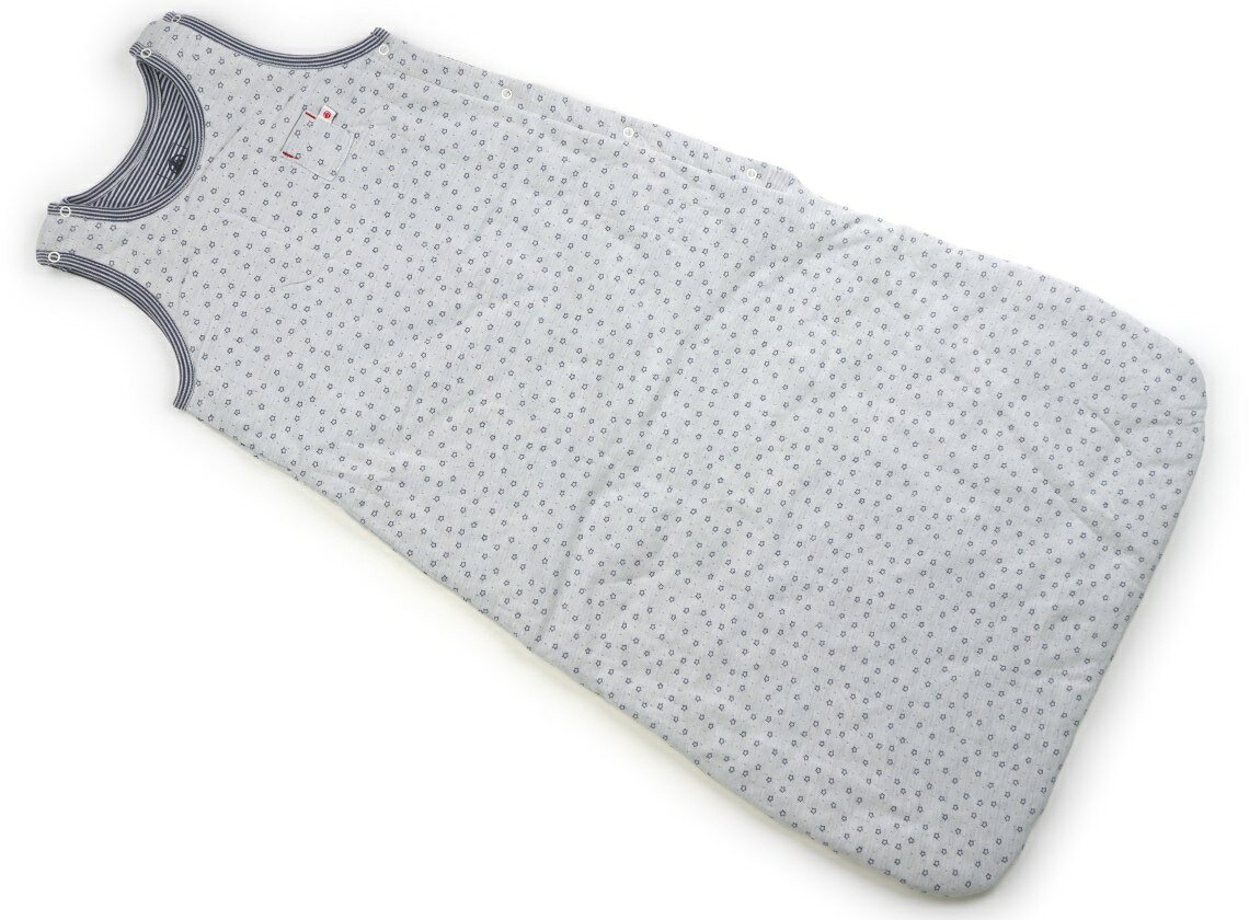 　ブランド 　PETIT BATEAU(プチバトー) 　カテゴリー 　おくるみ・ラップ・スリーパー 　サイズ 　ベビー用品 　色 　白、ブルーボーダー、星柄 　状態 　★★★★ 　記名 　なし 　ジャンル 　Baby サイズ表記はありませんが、サイドネックポイントからの総丈約83.5cm、胸囲約30cmで、足まで中に入れるスリーパーです。カットソー生地で中綿入りです。使用感はありますが、きれいな状態です。 ＊【状態】【サイズ】に関しての詳しい説明はこちら