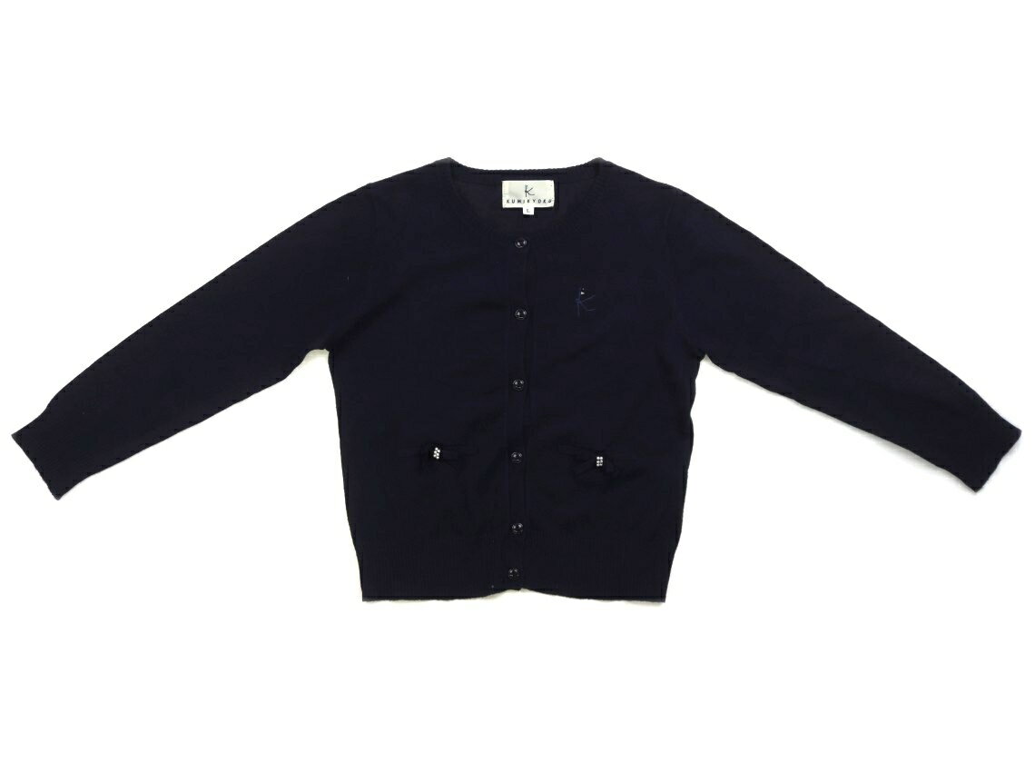 　ブランド 　Kumikyoku(組曲) 　カテゴリー 　カーディガン 　サイズ 　120サイズ 　色 　ネイビー 　状態 　★★★ 　記名 　なし 　ジャンル 　Girl 実際のサイズ表記はL。薄手ニット生地。全体に毛羽立ちがあります。ボタンラインにヨレがあります。使用感はありますが、まだまだお使いいただけます。 ＊【状態】【サイズ】に関しての詳しい説明はこちら