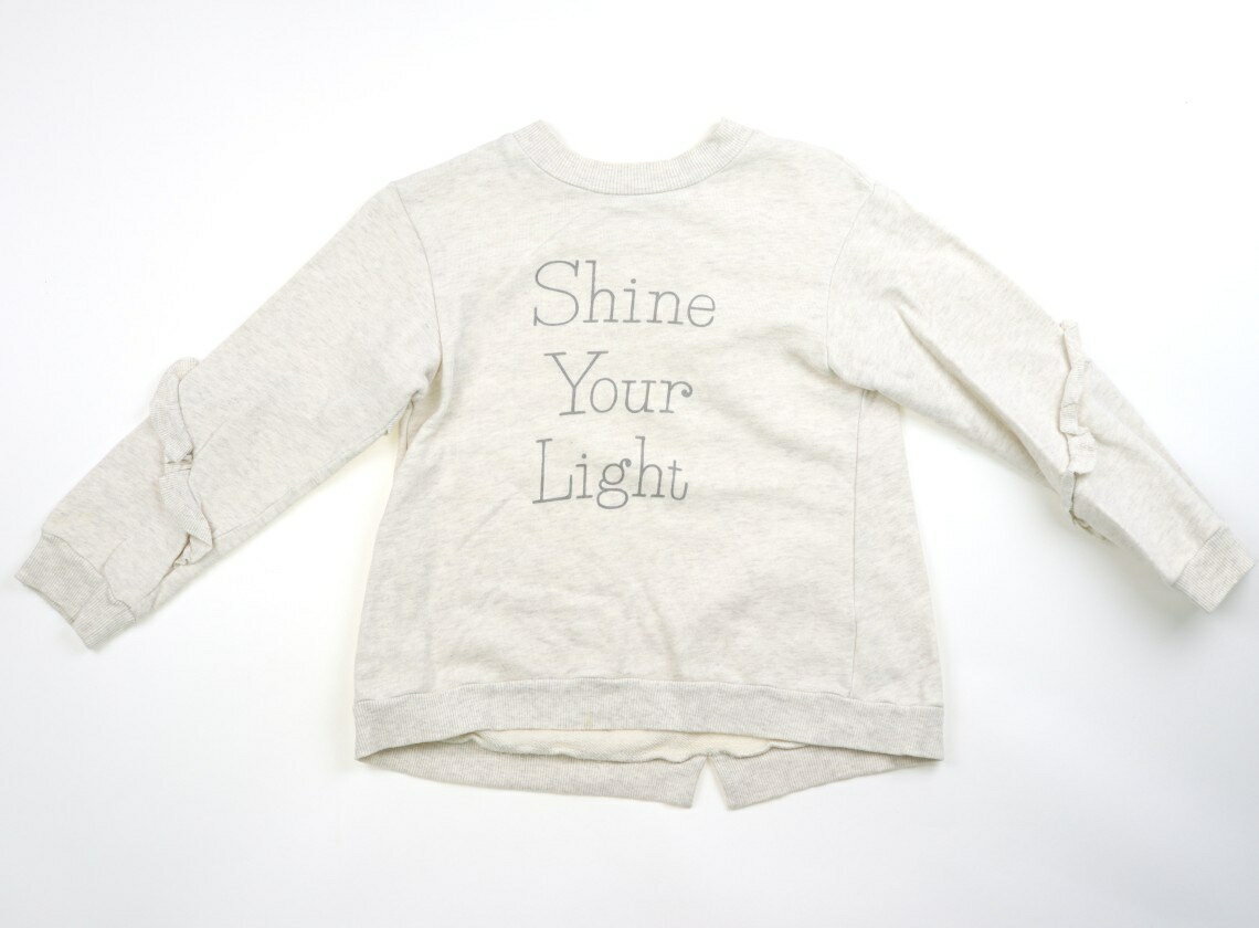 　ブランド 　apres les cours(アプレレクール) 　カテゴリー 　トレーナー・プルオーバー 　サイズ 　130サイズ 　色 　杢ベージュ 　状態 　★★ 　記名 　なし 　ジャンル 　Girl 裏毛プルオーバー。前身頃の裾と右袖口に薄っすらと黄色いシミがあります。まだお使いいただけます。 ＊【状態】【サイズ】に関しての詳しい説明はこちら