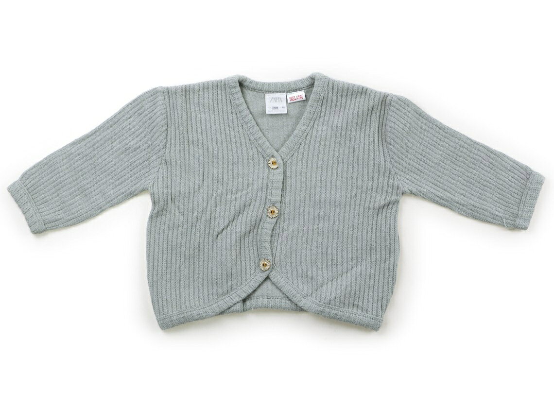 　ブランド 　ZARA(ザラ) 　カテゴリー 　カーディガン 　サイズ 　90サイズ 　色 　くすみ水色 　状態 　★★ 　記名 　なし 　ジャンル 　Girl 実際のサイズ表記は18−24months、92cmです。ニット生地ですが、素材タグが切られています。全体的にやや毛羽立ちと、左袖に糸の飛び出しがありますが、穴は開いていません。 ＊【状態】【サイズ】に関しての詳しい説明はこちら