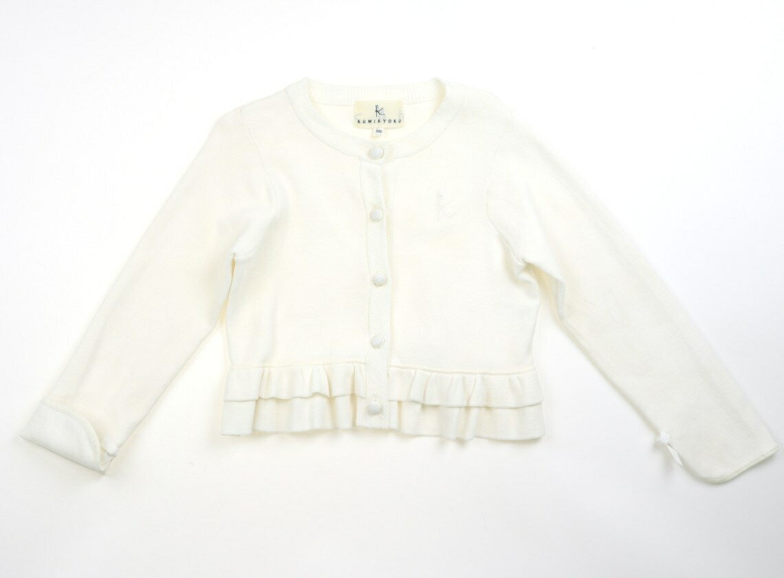 　ブランド 　Kumikyoku(組曲) 　カテゴリー 　カーディガン 　サイズ 　120サイズ 　色 　アイボリー 　状態 　★★★ 　記名 　なし 　ジャンル 　Girl レーヨン・ポリエステル混合のニット素材です。裾中央付近・後ろ右肩下付近に薄っすらとシミがあります。目立つダメージはなくまだまだお使い頂けます。 ＊【状態】【サイズ】に関しての詳しい説明はこちら