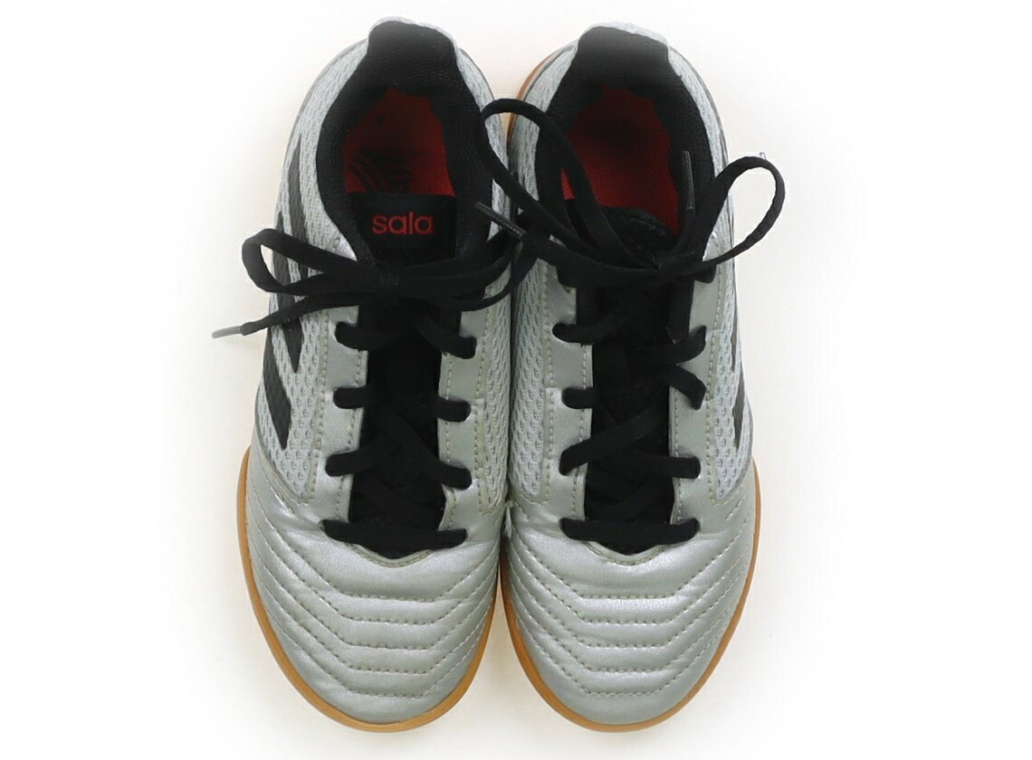 　ブランド 　Adidas(アディダス) 　カテゴリー 　スニーカー 　サイズ 　靴20cm〜 　色 　シルバー、黒 　状態 　★★ 　記名 　なし 　ジャンル 　Boy 実際のサイズ表記は20cm。プレデターです。中敷きのプリントが擦れています。右足つま先ソールが少し剥がれています。所々に薄汚れやソールに白っぽい汚れが見受けられます。 ＊【状態】【サイズ】に関しての詳しい説明はこちら