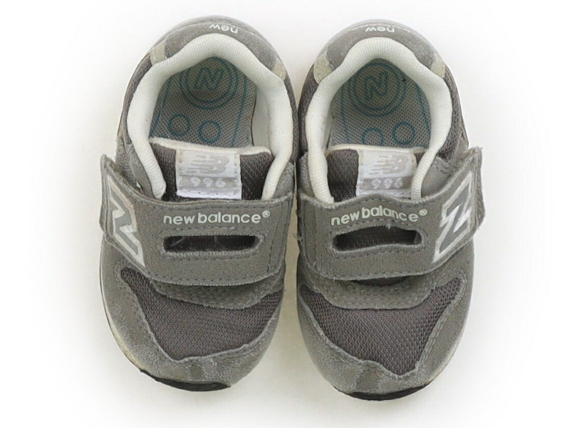 　ブランド 　New Balance(ニューバランス) 　カテゴリー 　スニーカー 　サイズ 　靴13cm〜 　色 　グレー 　状態 　★★ 　記名 　なし 　ジャンル 　Boy 実際のサイズ表記は13cm。べロ部分にほつれあり。つま先広範囲にすれあり。使用感あり全体的に薄汚れていますが、普段使いにいかがでしょうか。 ＊【状態】【サイズ】に関しての詳しい説明はこちら