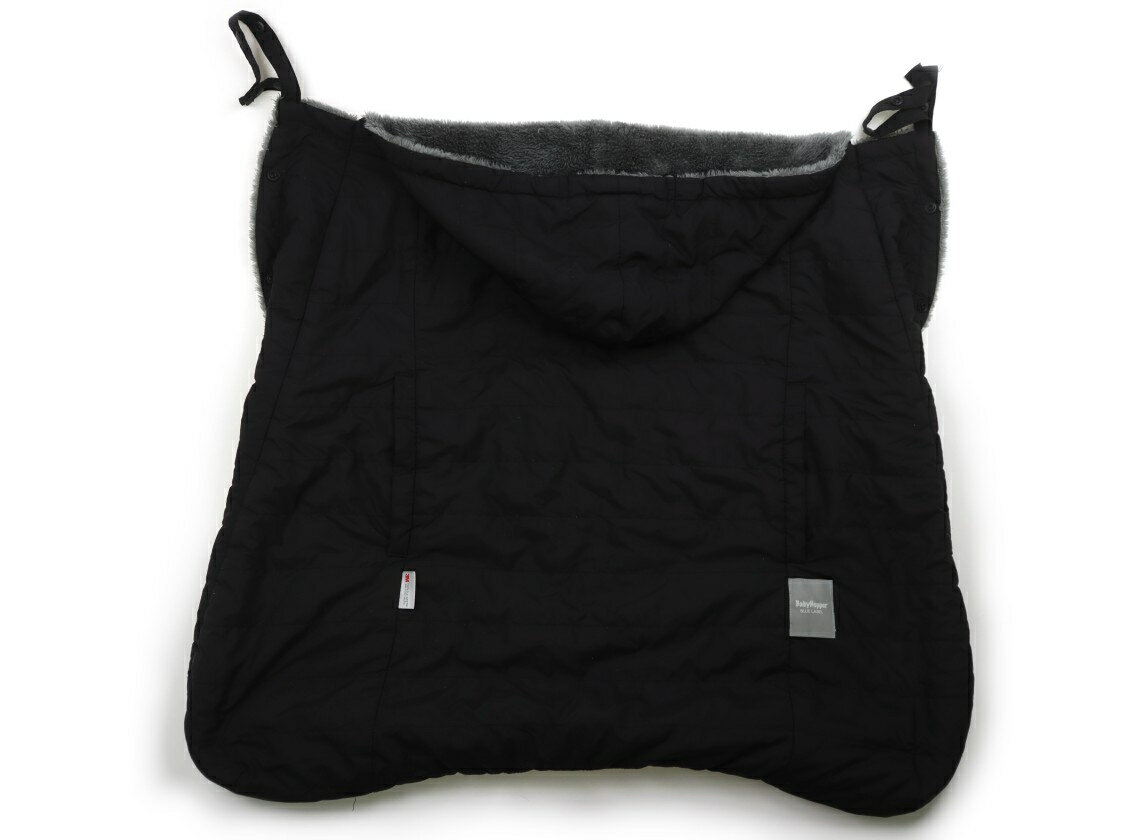 　ブランド 　DADWAY(ダッドウェイ) 　カテゴリー 　フットマフ・レインカバー・ベビーカー小物 　サイズ 　ベビー用品 　色 　黒、グレー 　状態 　★★★ 　記名 　なし 　ジャンル 　Baby BabyHopperです。中綿入りで、裏側はボア生地です。薄いシミやホコリ付着がありますが、まだまだお使い頂けそうです。 ＊【状態】【サイズ】に関しての詳しい説明はこちら