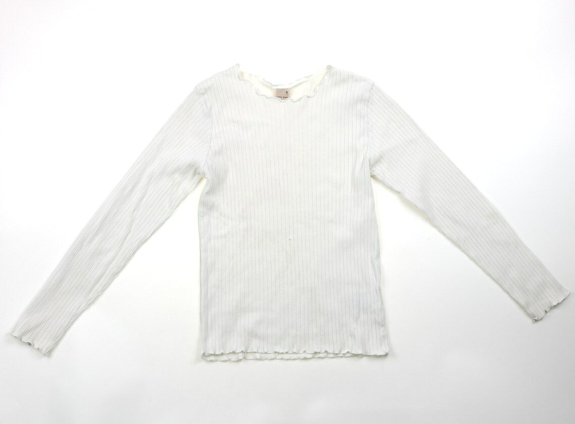 　ブランド 　petit main(プティマイン) 　カテゴリー 　Tシャツ・カットソー 　サイズ 　100サイズ 　色 　白 　状態 　★★（返品不可） 　記名 　なし 　ジャンル 　Girl 実際のサイズ表記はM。リブカットソー生地。腹部に薄いですが、広範囲にシミがあります。腹部に小さく黒い汚れ、袖に薄く赤っぽいインク汚れがあります。外遊び用としていかがでしょうか？ ＊【状態】【サイズ】に関しての詳しい説明はこちら