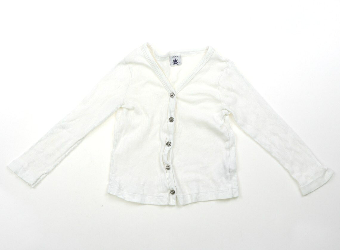　ブランド 　PETIT BATEAU(プチバトー) 　カテゴリー 　カーディガン 　サイズ 　90サイズ 　色 　白 　状態 　★★★ 　記名 　あり（タグ） 　ジャンル 　Girl 実際のサイズ表記は94cm。カットソー地。ややヨレ感がありますがまだお使いいただけそうです。 ＊【状態】【サイズ】に関しての詳しい説明はこちら