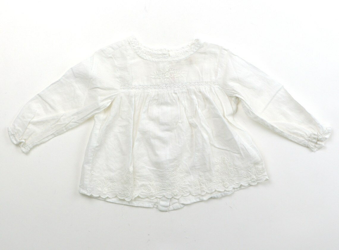 　ブランド 　ZARA(ザラ) 　カテゴリー 　シャツ・ブラウス 　サイズ 　80サイズ 　色 　オフ・刺しゅうスカラップ 　状態 　★★★ 　記名 　なし 　ジャンル 　Girl 実際のサイズ表記は9/12monthsです。全体に洗いざら...