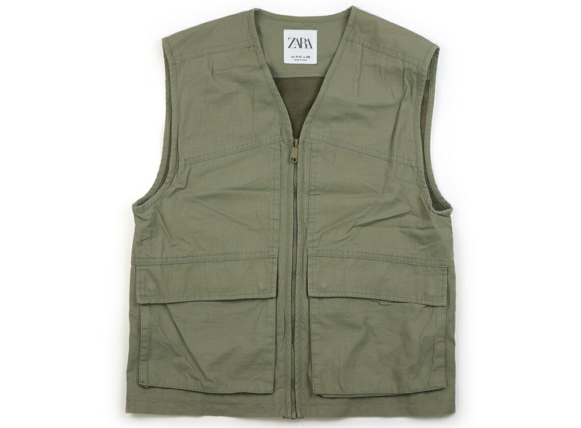 　ブランド 　ZARA(ザラ) 　カテゴリー 　ベスト 　サイズ 　150サイズ 　色 　カーキ 　状態 　★★★★ 　記名 　なし 　ジャンル 　Boy 実際のサイズ表記は152cm。コットンのリップストップ素材。メッシュ生地の裏地がついています。目立つ汚れはなく、まだお使いいただけそうです。 ＊【状態】【サイズ】に関しての詳しい説明はこちら