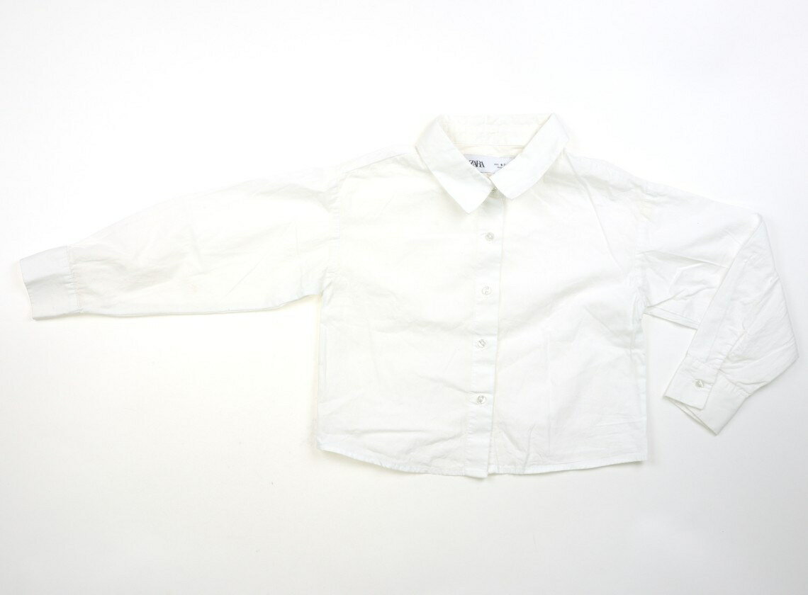 　ブランド 　ZARA(ザラ) 　カテゴリー 　シャツ・ブラウス 　サイズ 　120サイズ 　色 　ホワイト 　状態 　★★★ 　記名 　なし 　ジャンル 　Boy 品質タグが切られています。薄手のシャツ。袖に薄いシミがありますがまだお使いいただけそうです。ショート丈。 ＊【状態】【サイズ】に関しての詳しい説明はこちら
