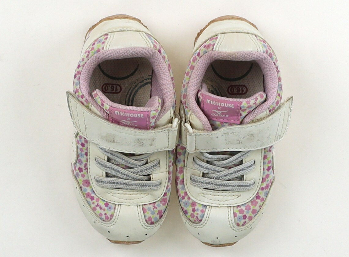 　ブランド 　miki HOUSE(ミキハウス) 　カテゴリー 　スニーカー 　サイズ 　靴16cm〜 　色 　花柄・生成り 　状態 　★★（返品不可） 　記名 　なし 　ジャンル 　Girl ミズノとコラボ商品です。実際のサイズ表記は16cm。全体的に薄汚れがあります。マジックテープの表側にテープ糊の残りの様な黒っぽい跡があります。靴先にスレ感があります。洗い替え用にいかがでしょうか。 ＊【状態】【サイズ】に関しての詳しい説明はこちら