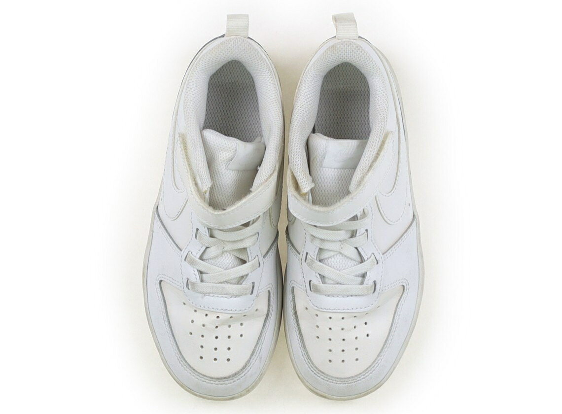 　ブランド 　NIKE(ナイキ) 　カテゴリー 　スニーカー 　サイズ 　靴19cm〜 　色 　ホワイト 　状態 　★★★ 　記名 　なし 　ジャンル 　Boy 実際のサイズ表記は、19cm。やや履きジワあり。全体的に薄く汚れています。 ＊【状態】【サイズ】に関しての詳しい説明はこちら