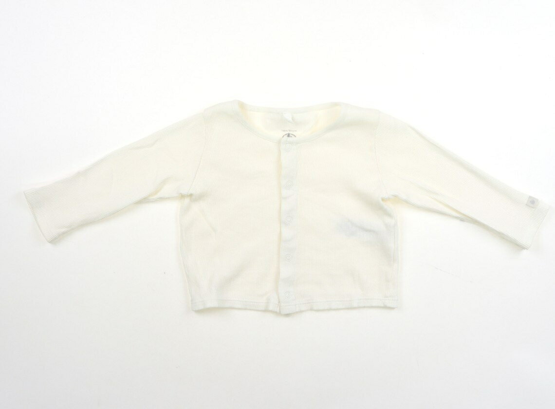 　ブランド 　PETIT BATEAU(プチバトー) 　カテゴリー 　カーディガン 　サイズ 　80サイズ 　色 　ホワイト 　状態 　★★（返品不可） 　記名 　なし 　ジャンル 　Girl 18m/81cmサイズ表記。リブカットソー地で、型崩れ・袖の広範囲で黄ばみあり。 ＊【状態】【サイズ】に関しての詳しい説明はこちら