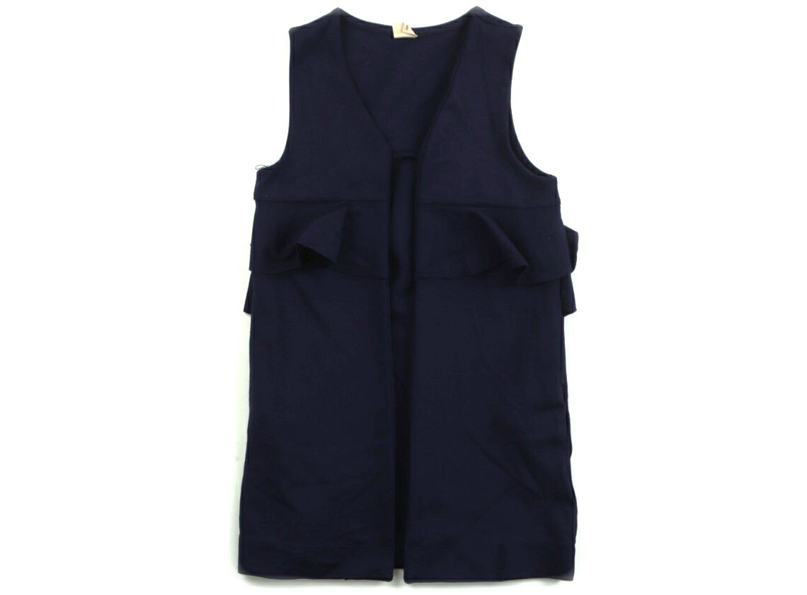 　ブランド 　petit main(プティマイン) 　カテゴリー 　ベビーベスト 　サイズ 　80サイズ 　色 　ネイビー 　状態 　★★★ 　記名 　なし 　ジャンル 　Girl ジレです。前に留め具はなく開いているデザインです。実際のサイズ表記はS。サイドネックポイントからの総丈約56cm。ポリウレタン・ポリエステル混レーヨン素材。目立つ汚れはなくまだまだお使いいただけそうです。 ＊【状態】【サイズ】に関しての詳しい説明はこちら
