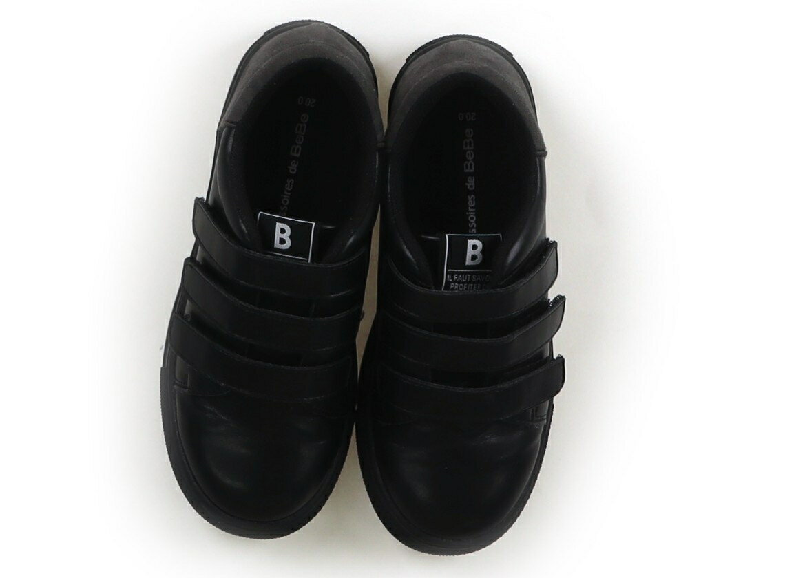 　ブランド 　BeBe(べべ) 　カテゴリー 　スニーカー 　サイズ 　靴20cm〜 　色 　ブラック 　状態 　★★★ 　記名 　なし 　ジャンル 　Boy 20.0cm表記。マジックテープ。履きジワ、裏に若干汚れあり。まだまだお使いいただけそうです。 ＊【状態】【サイズ】に関しての詳しい説明はこちら