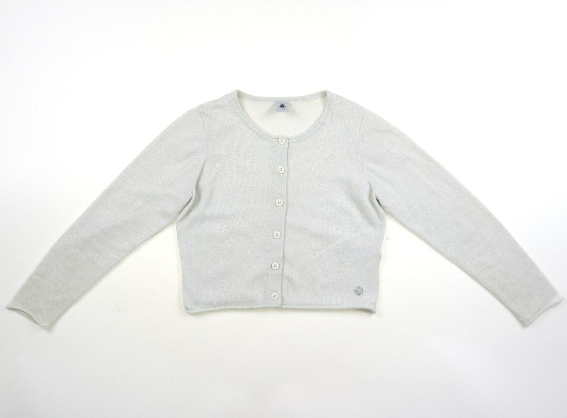 　ブランド 　PETIT BATEAU(プチバトー) 　カテゴリー 　カーディガン 　サイズ 　120サイズ 　色 　ホワイトラメ 　状態 　★★（返品不可） 　記名 　なし 　ジャンル 　Girl 実際のサイズ表記は8ans/128cm。ナイロン混コットンニット素材。胸元と袖口広範囲に複数の薄茶色いシミあり。洗いざらし感がありますが、外遊びや洗い替え用にいかがでしょうか？ ＊【状態】【サイズ】に関しての詳しい説明はこちら