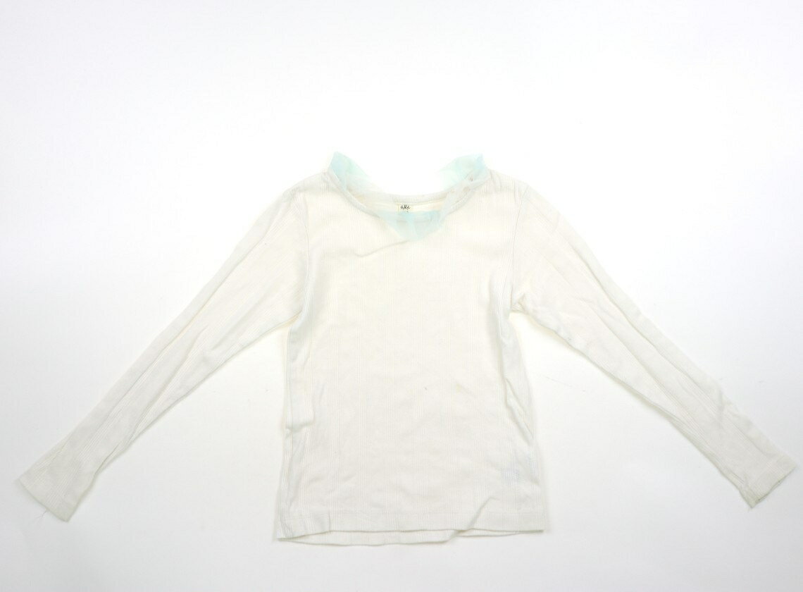 　ブランド 　apres les cours(アプレレクール) 　カテゴリー 　Tシャツ・カットソー 　サイズ 　130サイズ 　色 　ホワイト・スパンコール 　状態 　★★（返品不可） 　記名 　なし 　ジャンル 　Girl 襟はチュール生地。袖口に薄茶色いシミあり。洗いざらし感がありますが、普段使いにいかがでしょうか。 ＊【状態】【サイズ】に関しての詳しい説明はこちら