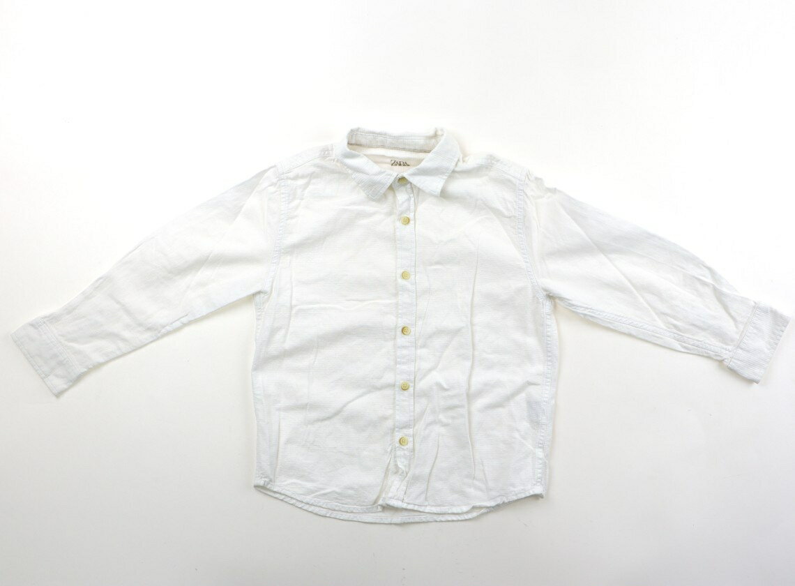 　ブランド 　ZARA(ザラ) 　カテゴリー 　シャツ・ブラウス 　サイズ 　110サイズ 　色 　オフホワイト 　状態 　★★（返品不可） 　記名 　なし 　ジャンル 　Boy 実際のサイズ表記は116cm。全体に毛羽立ちがあります。襟、ヨレと折り目がついてしまっています。使用感はありますが、まだお使いいただけそうです。 ＊【状態】【サイズ】に関しての詳しい説明はこちら