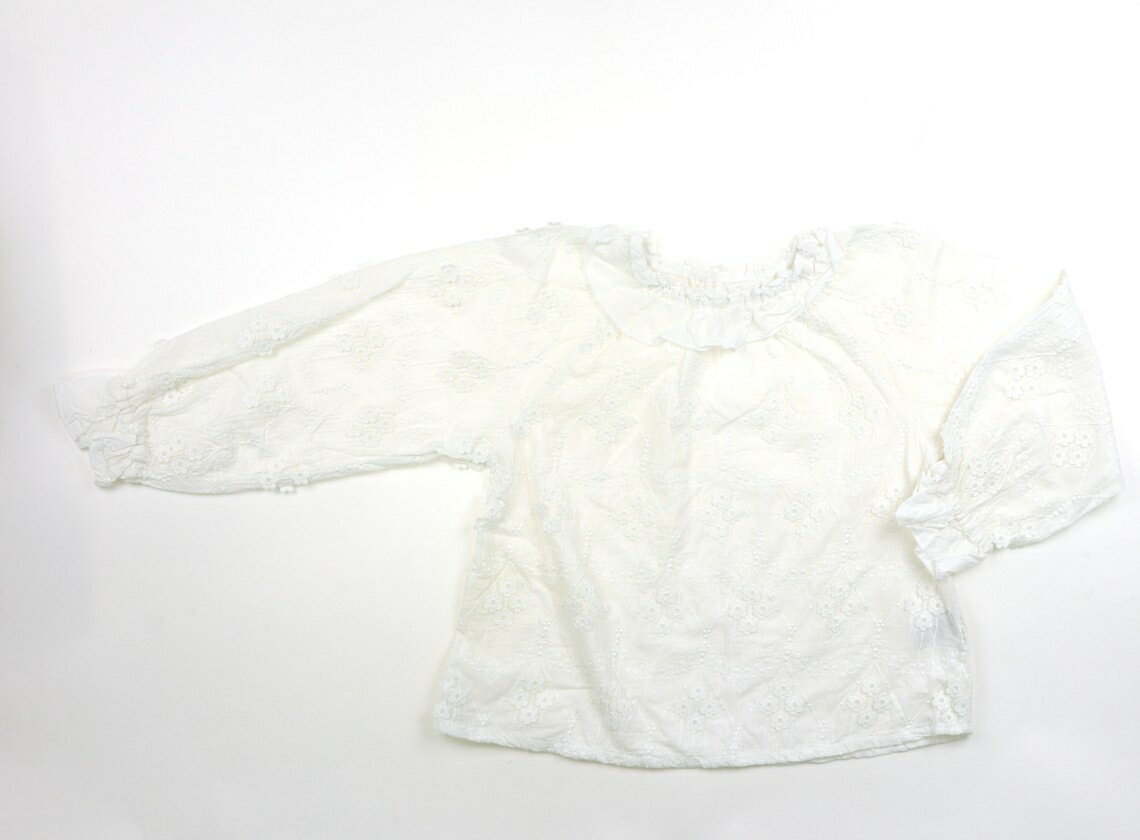 　ブランド 　HAKKA(ハッカ) 　カテゴリー 　チュニック 　サイズ 　130サイズ 　色 　ホワイト 　状態 　★★★★ 　記名 　なし 　ジャンル 　Girl コットンレースとアイレットレースデザイン。全体的に使用感がありますが、特に目立つ汚れはなくまだお使い頂けそうです。裏なしで軽い仕立てです。透けます。 ＊【状態】【サイズ】に関しての詳しい説明はこちら