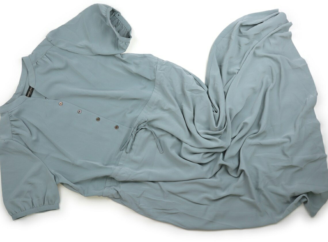 　ブランド 　Angeliebe(エンジェリーベ) 　カテゴリー 　マタニティワンピース 　サイズ 　ママ向けアイテム 　色 　くすみグリーン 　状態 　★★★ 　記名 　なし 　ジャンル 　Mother 実際のサイズ表記はLですが実寸は、肩幅約36.8 cm、サイドネックポイントから総丈約123.7 cm、胸囲約56cm(×2平置き実寸)、袖丈約26cm。ポリエステル生地で、スカート部分のみ裏地付きです。お尻に黒い小さいシミがありますが、まだまだお使いいただけそうです。 ＊【状態】【サイズ】に関しての詳しい説明はこちら