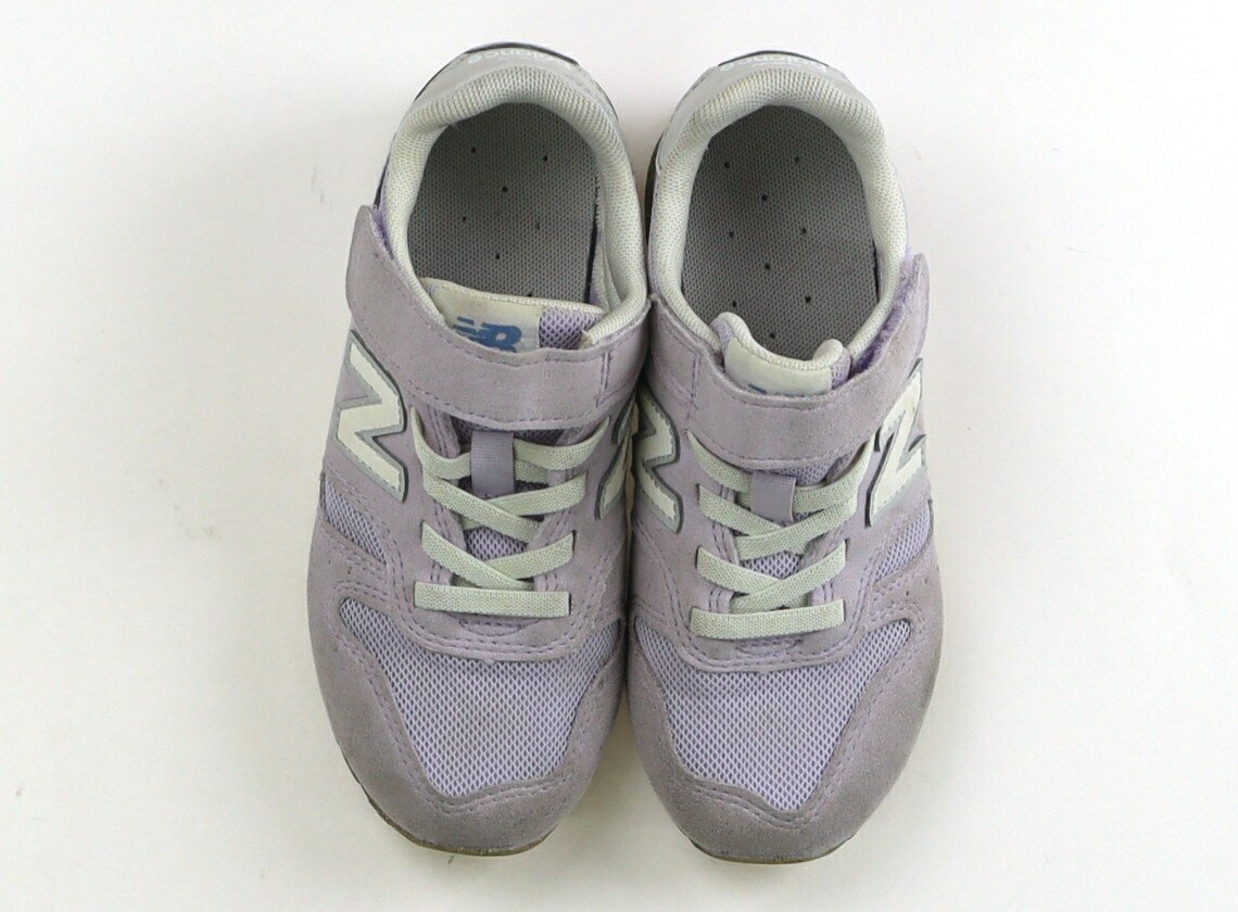 　ブランド 　New Balance(ニューバランス) 　カテゴリー 　スニーカー 　サイズ 　靴18cm〜 　色 　ラベンダーパープル 　状態 　★★（返品不可） 　記名 　なし 　ジャンル 　Girl 実際のサイズ表記は18cm。マジックテープ留め。インソールは他社製品かと思われますので、星を下げております。全体的にくすんだ印象です。靴底は比較的綺麗な状態です。まだお使いいただけそうです。 ＊【状態】【サイズ】に関しての詳しい説明はこちら