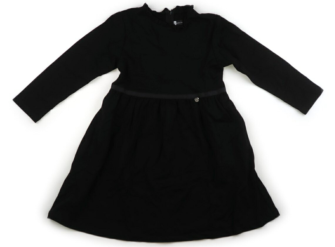 　ブランド 　BeBe Petits Pois Vert(ベベ プチ ポワ ヴェール) 　カテゴリー 　ワンピース 　サイズ 　120サイズ 　色 　ブラック 　状態 　★★★ 　記名 　なし 　ジャンル 　Girl レーヨン・ナイロン・ポリウレタン素材。後ろファスナー開き。タグに「B」のスタンプがあるため、価格を下げています。やや毛羽立ち・毛羽の付着が見られます。 ＊【状態】【サイズ】に関しての詳しい説明はこちら